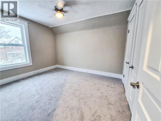 Photo du bâtiment - 60 Betzner Ave N