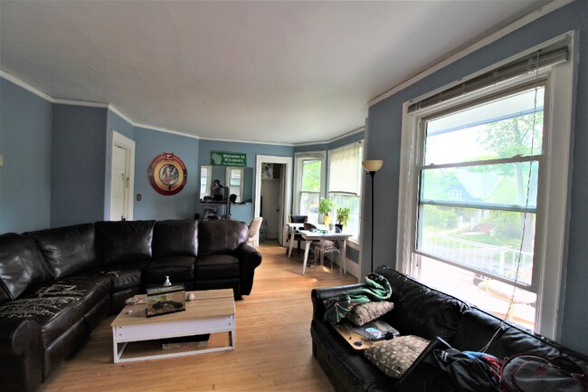 Foto del edificio - 2837 N Frederick Ave