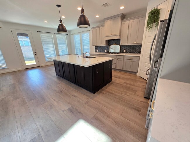 Building Photo - 15365 Legacy Pk Wy