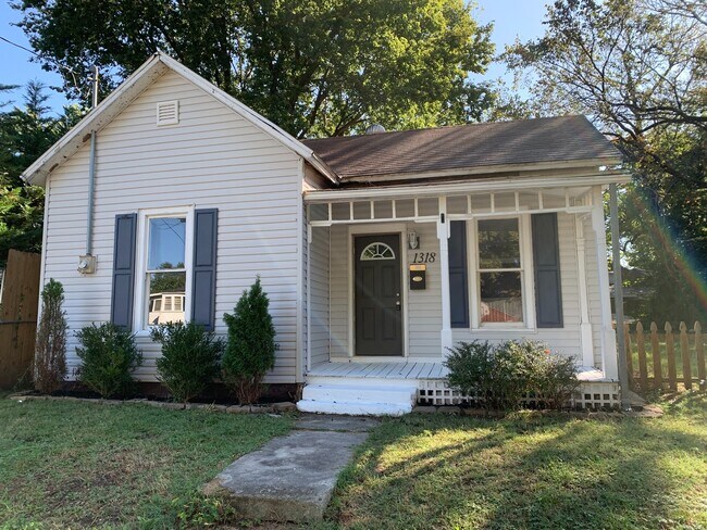 Building Photo - Rent this adorable 2 bedroom 1 bathroom Home