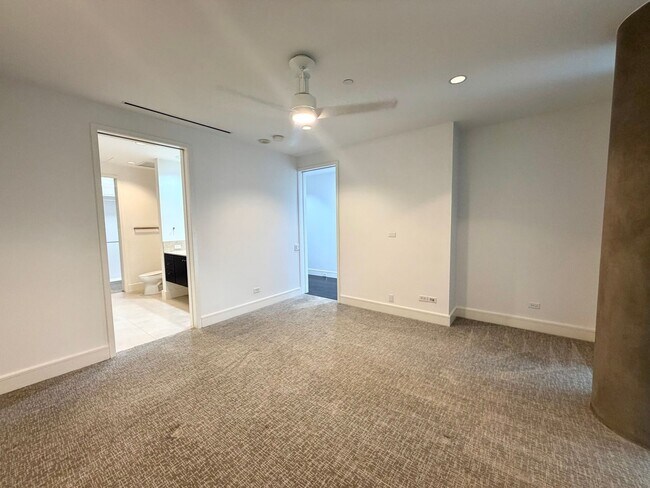 Foto del edificio - 2408 Victory Park Ln