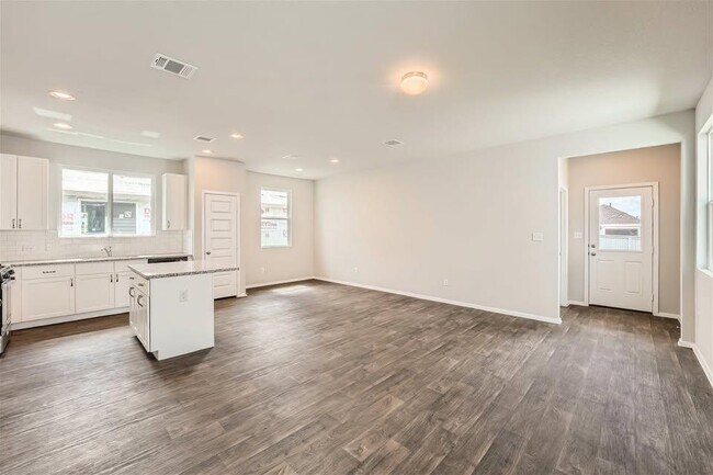 Building Photo - 141 Bluestem Dr