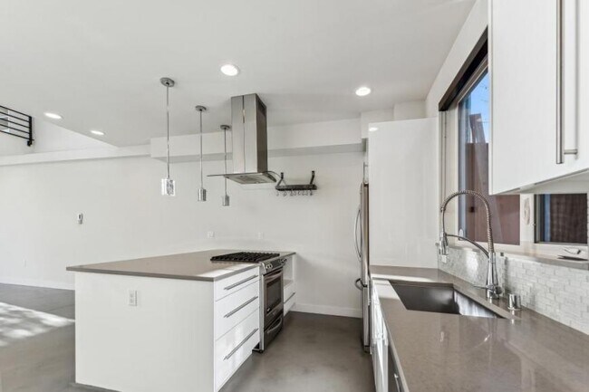 Building Photo - 2 bedroom in Seattle WA 98102