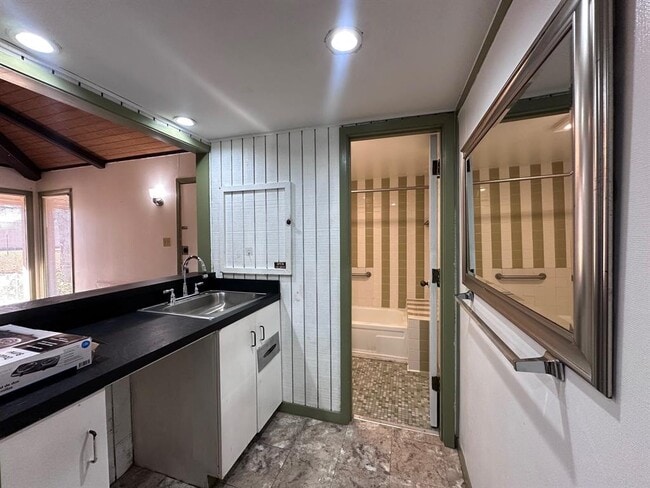 Building Photo - 126 Conference Dr