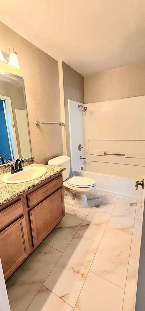 Foto del edificio - Lovely two bedroom condo at Carmel Trails....
