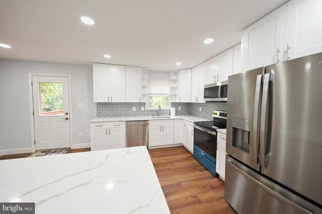 Building Photo - 9900 Kingsbridge Dr