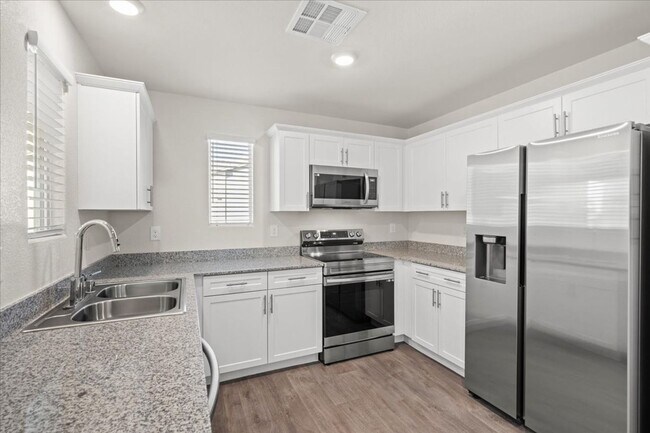 Building Photo - New Property: 3 Bedroom Townhouse, Gated C...