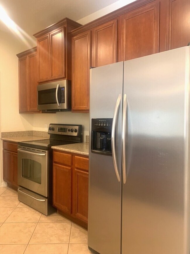 Foto del edificio - GATED COMMUNITY WITH COMMUNITY POOL