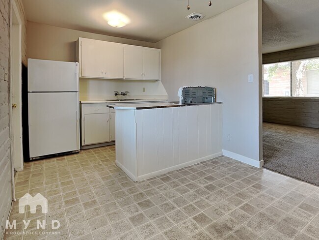 Building Photo - 912 S Dorsey Ln