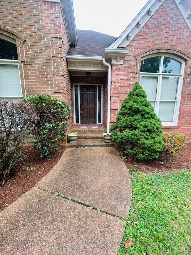 Foto del edificio - 4 BEDROOM/2 BATH HOME + Bonus Room in Rive...