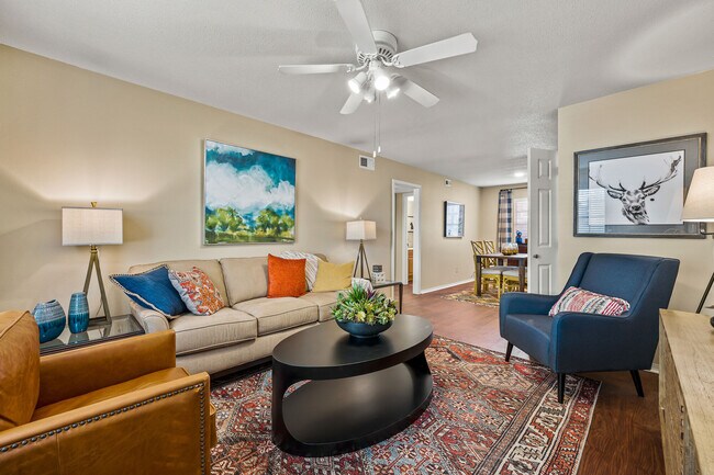 Foto del edificio - COLONIAL PLAZA APARTMENTS