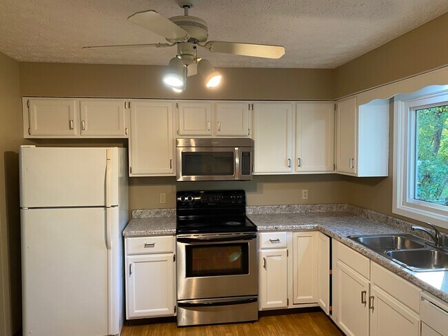 Newly remodeled Kitchen!! - 2418 Mound St