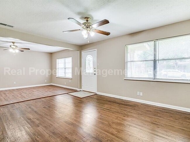 Foto del edificio - Charming 3-Bedroom Home with Spacious Yard...