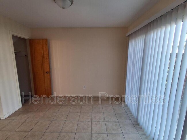 Building Photo - 1381 N 6th St