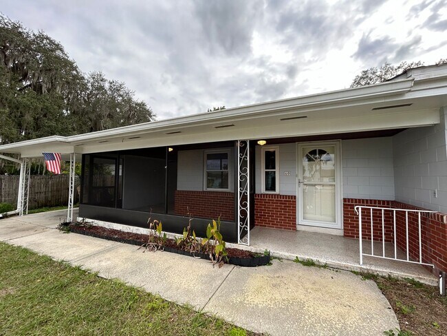 Foto del edificio - 3 Bedroom, 2 Bath Single Family Home in Eu...