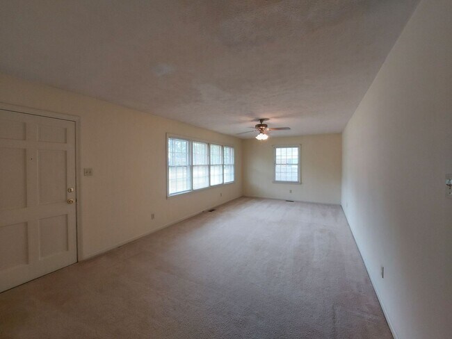 Foto del edificio - 3 Bedroom 2 Bathroom with Carport - Prop. ...