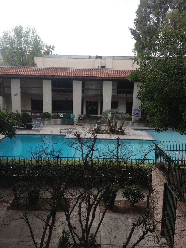 Foto del edificio - 5460 White Oak Ave