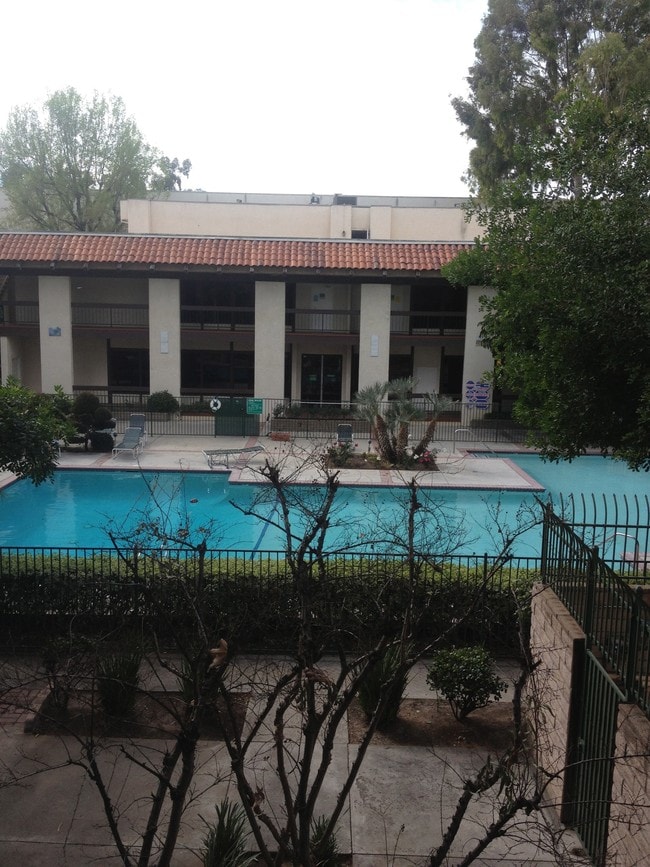 Building Photo - 5460 White Oak Ave