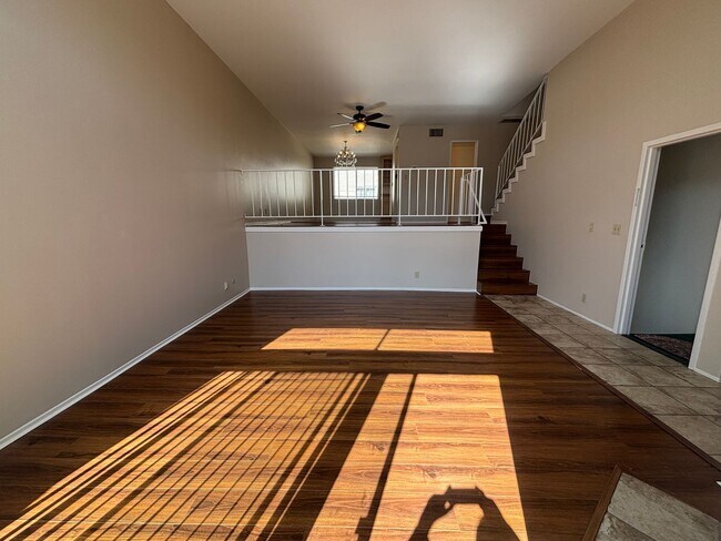 Foto del edificio - Beautiful 3-Bedroom Townhome in Chatsworth!