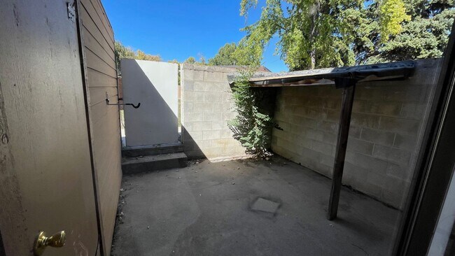 Building Photo - 2 bedroom 1 bath townhome in Provo!