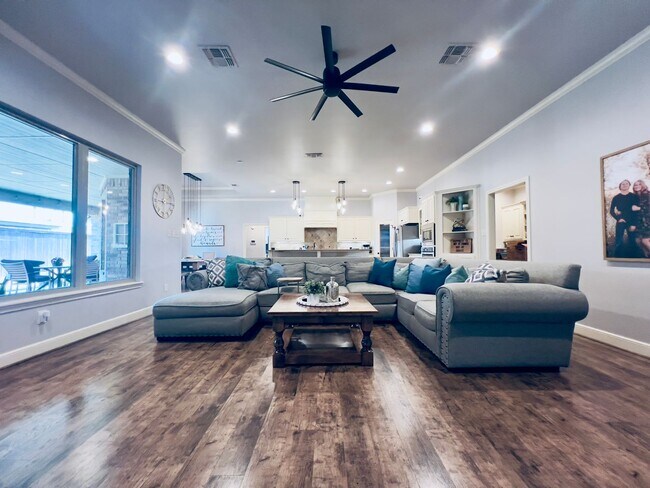 Foto del edificio - Large 5 Bedroom, 4 Bath, 3 Car Garage Home...