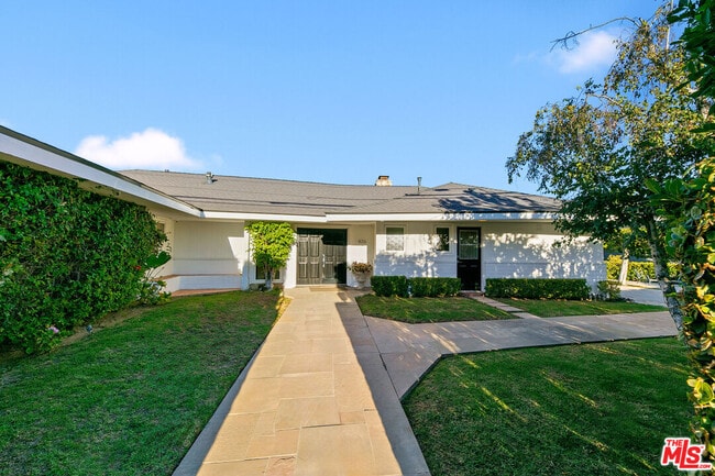 Foto del edificio - 826 N Tigertail Rd