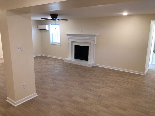 Building Photo - Large Renovated Home in North Chesterfield