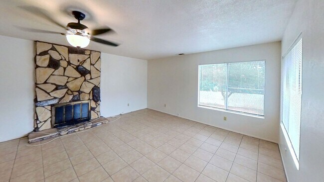 Foto del edificio - 4 Bedroom 2.5 Bathroom Home Located by La ...