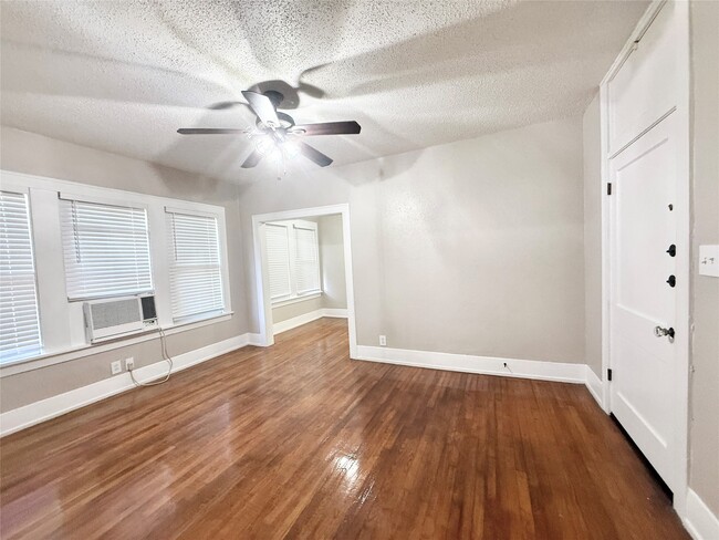 Building Photo - 1126 Berthea St