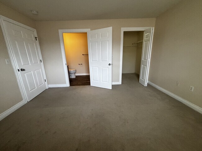 Foto del edificio - 542 Pewaukee Rd