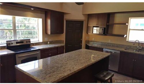 Foto del edificio - 811 NW 29th Ct