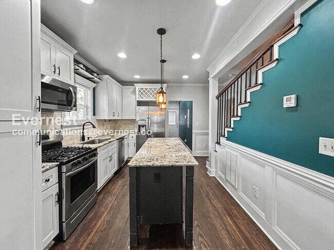 Building Photo - 1845 Vesta Ave