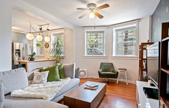Foto del edificio - 2542 N Sacramento Ave