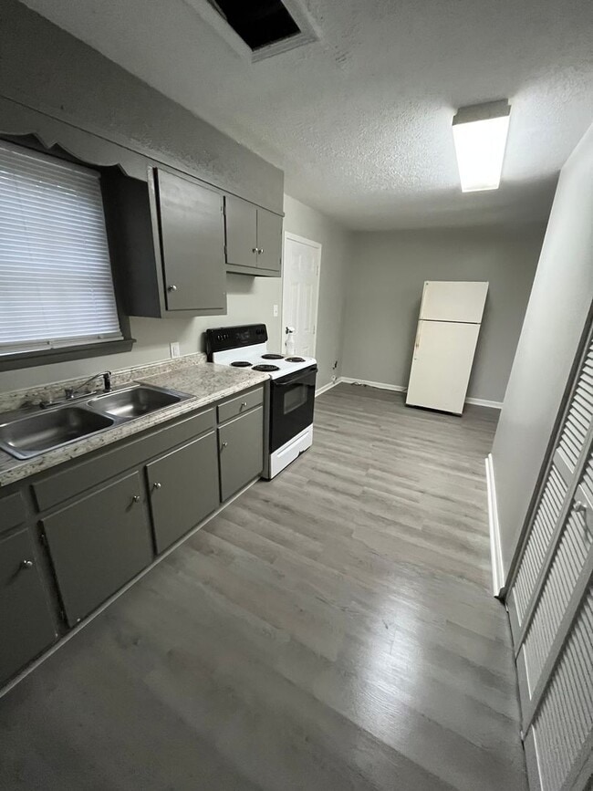 Building Photo - 902 Preston St