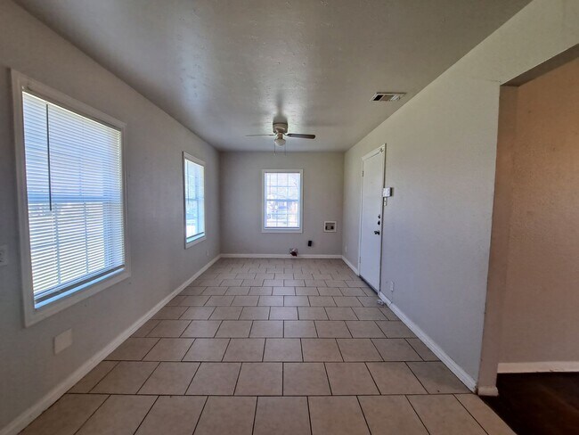 Building Photo - Priced to Lease! 3 Bedrooms, 1 bathroom, 1...