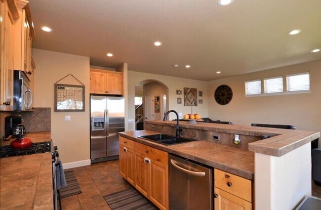 Foto del edificio - Stunning 4-Bedroom in Redmond's beautiful Fairhaven Neighborhood!