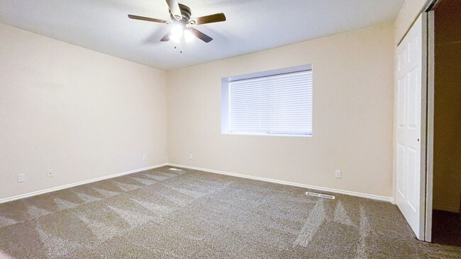 Building Photo - Great Pet friendly 3 Bedroom, 2.5 Bath tow...