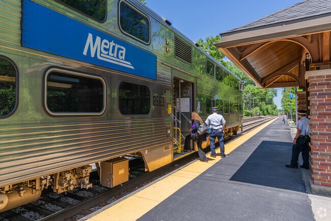 The Metra stop at 95th Street connects Evergreen Park to downtown Chicago.