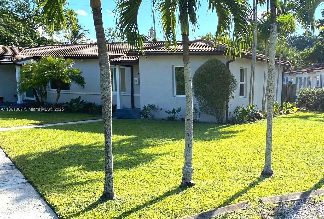 Foto principal - 920 NE 108th St