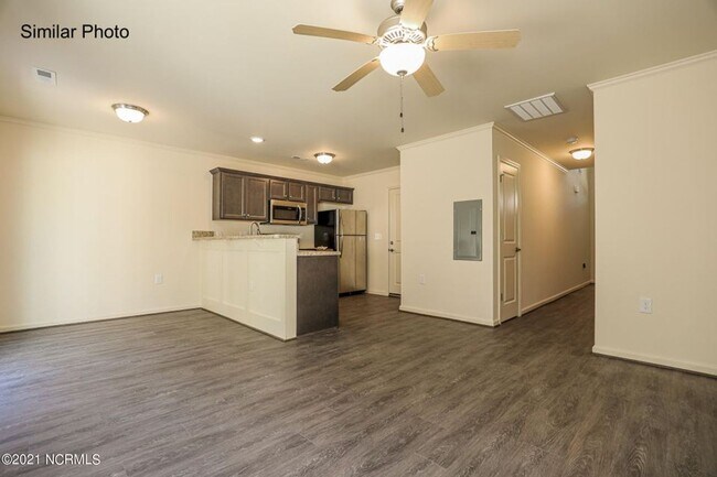 Foto del edificio - Townhome in Boyington W/GARAGE in Boyington Place!