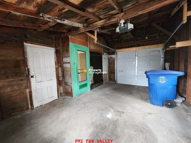 Foto del edificio - 2 Bedroom with HUGE fenced in yard