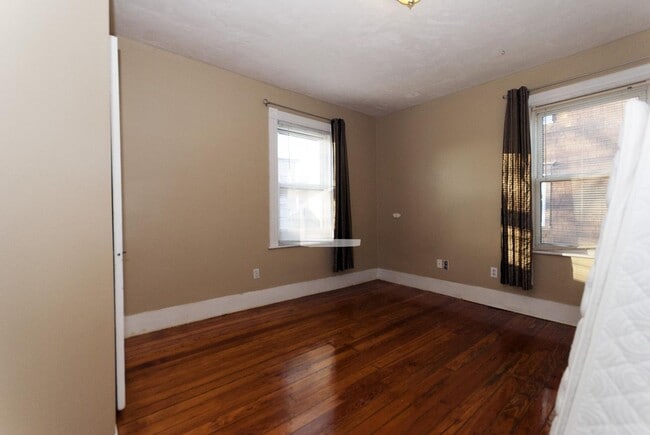 Building Photo - Charming 6 Bedroom-No Broker Fee