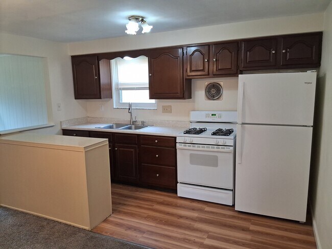 Kitchen - 806 Westbury Rd