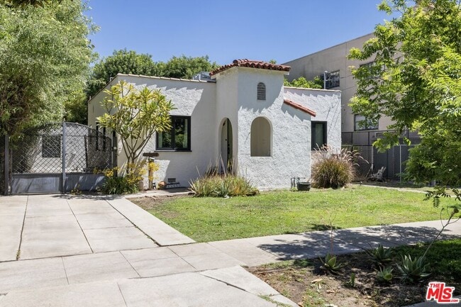 Building Photo - 11269 La Maida St
