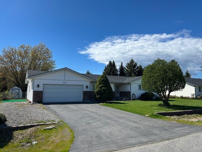 Building Photo - 654 Maple Pl