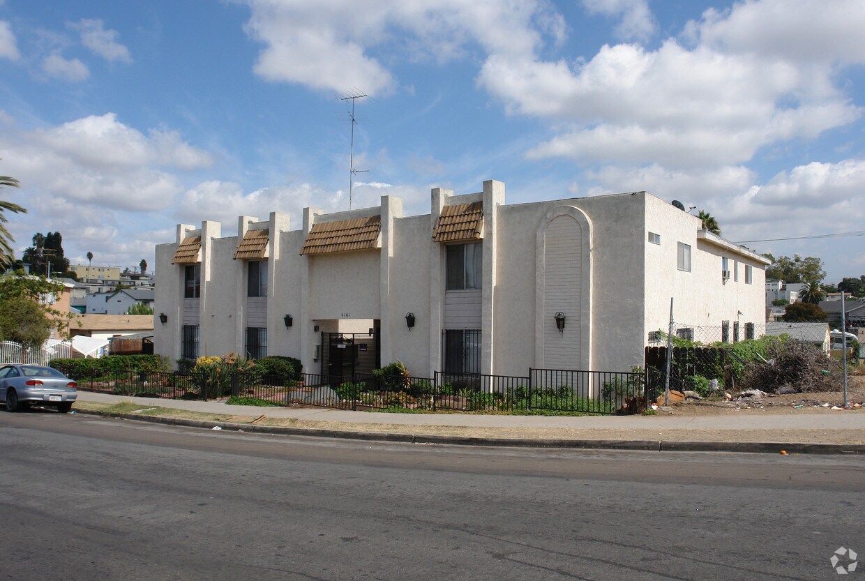 Primary Photo - 4161 Winona Ave
