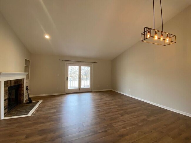 Foto del edificio - $2,200 | 3 Bedroom, 2 Bathroom Duplex | No...
