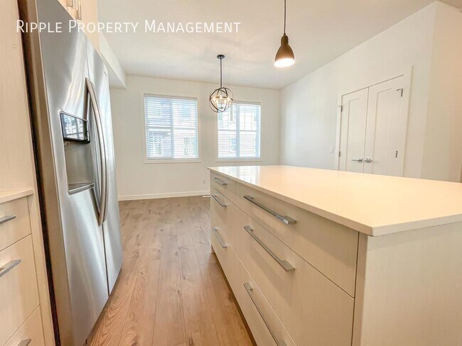 Photo du bâtiment - FANTASTIC 3 BEDS/ 2.5 BATHS TOWNHOUSE