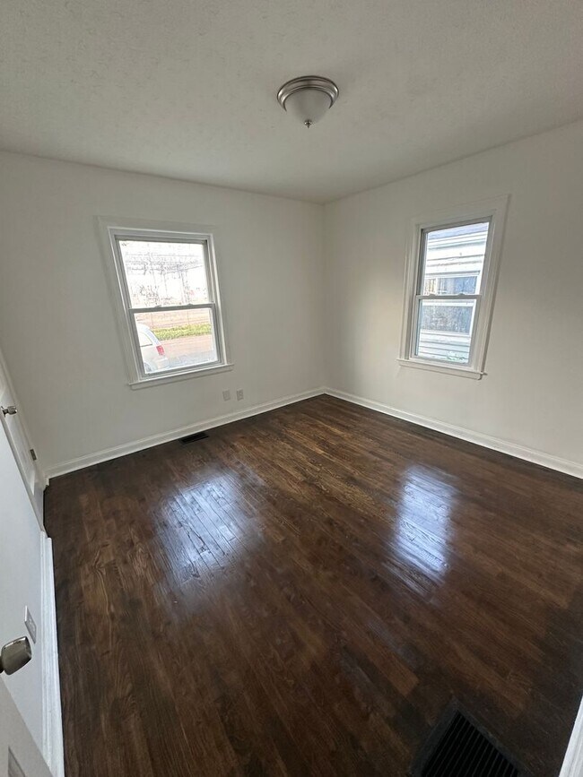 Building Photo - Cute 2 bedroom House with garage, large ba...