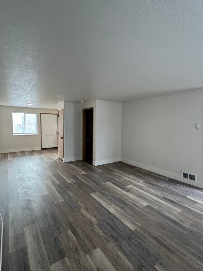 Building Photo - Apartment for Rent in SW Redmond